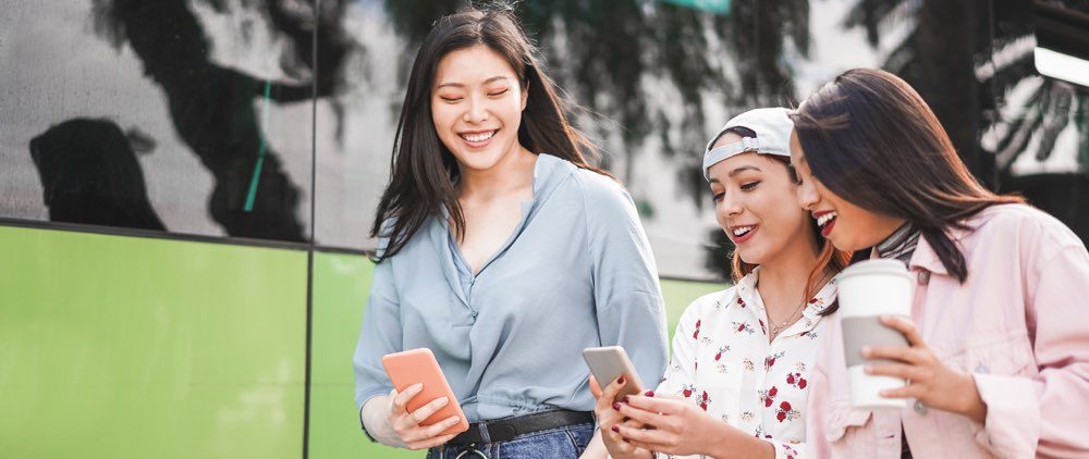 Women smartphones neobank content