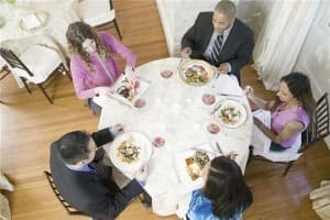 Aussies 'looking for bargains when dining out'