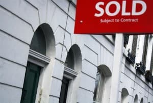 House prices fall in major cities, figures show