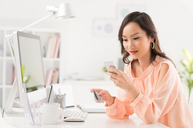 woman-redeeming-credit-card-rewards-points