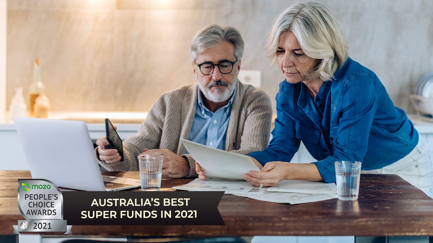 man-and-woman-looking-at-best-superannuation-on-laptop
