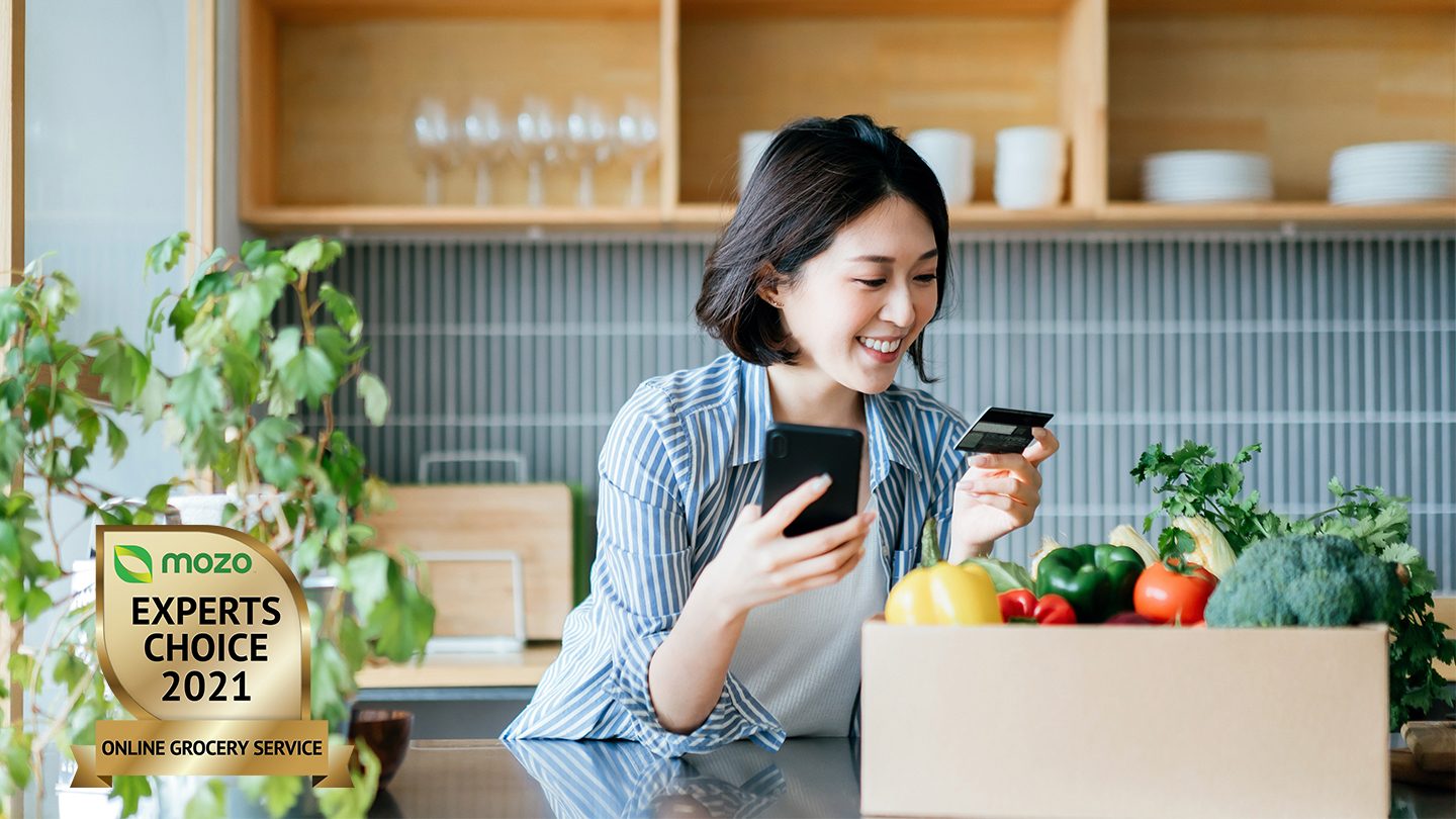 woman-using-mozo-experts-choice-award-winning-grocery-delivery-service