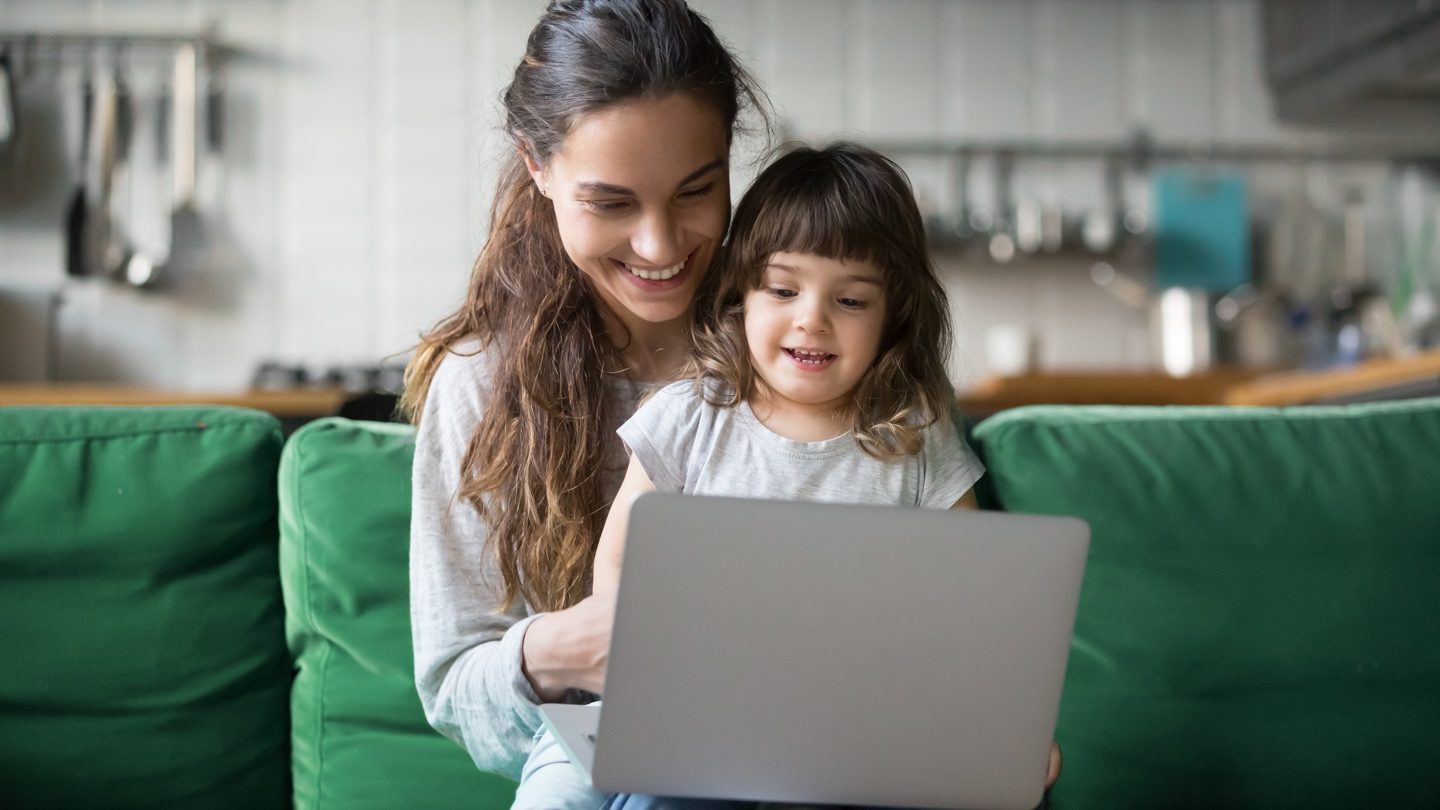 woman-and-daugher-on-laptop