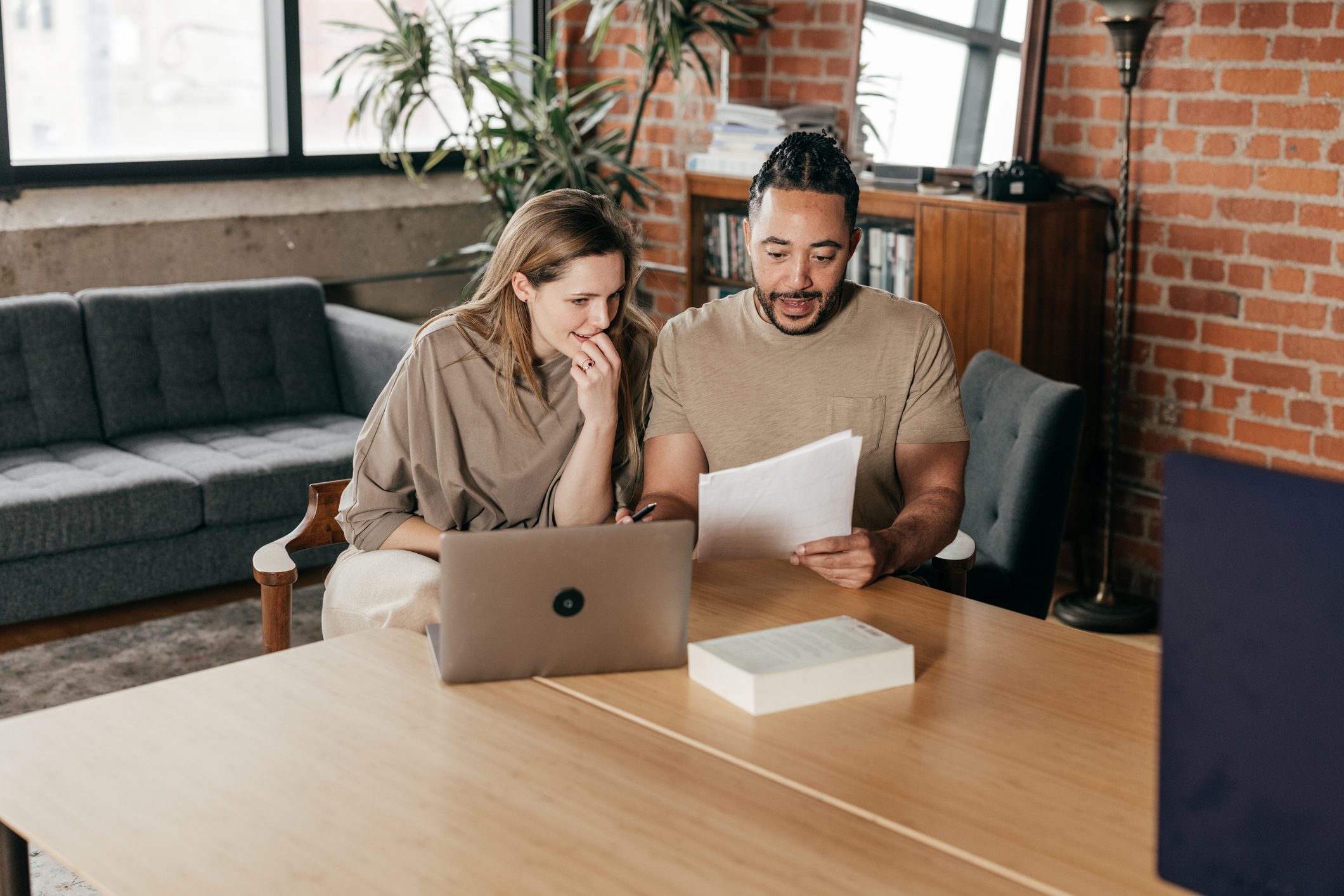 Mozo Money Moves: Deposit rates dip, further fixed rates fall ahead of RBA call, plus the latest personal loan perks and People's Choice Awards