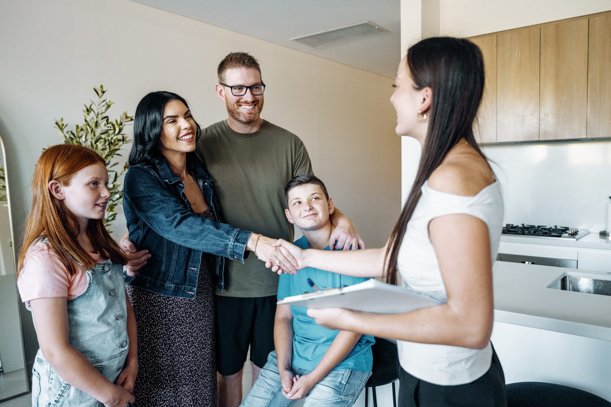 Mozo Money Moves: Fixed rates falling, RBA stresses economic challenges, house prices to rise, savings strategies, and SME solutions
